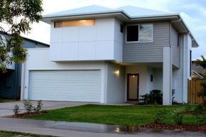  Petrie Beach Holiday Home  Макей
